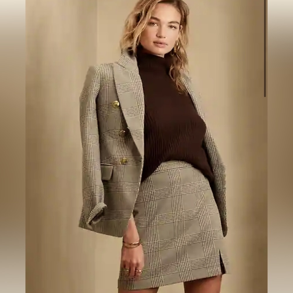 Notch front mini skirt